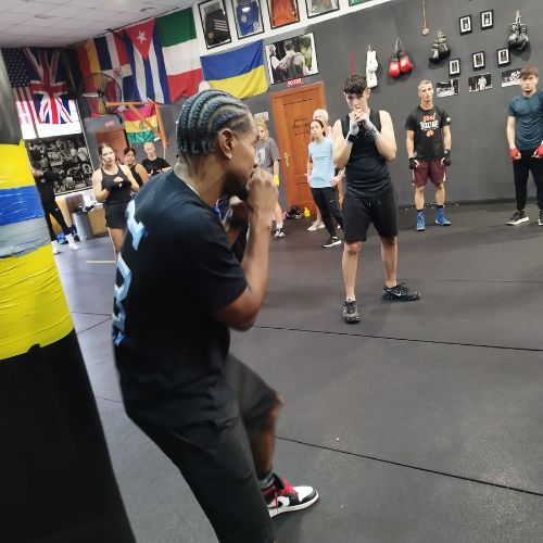 Entrenador dando indicaciones en clase de boxeo
